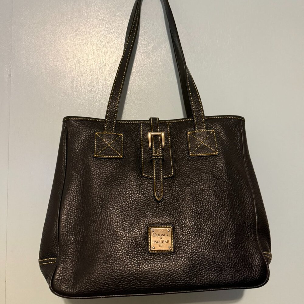 Dooney & Bourke Dillen handbag in black pebble grain leather with yellow contras